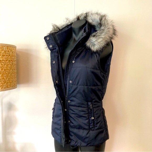 Cute Lorna Jane sleeveless puffa
Brand “Lorna Jane”
Size XS
Condition EXCELLENT - Picture 3 of 4